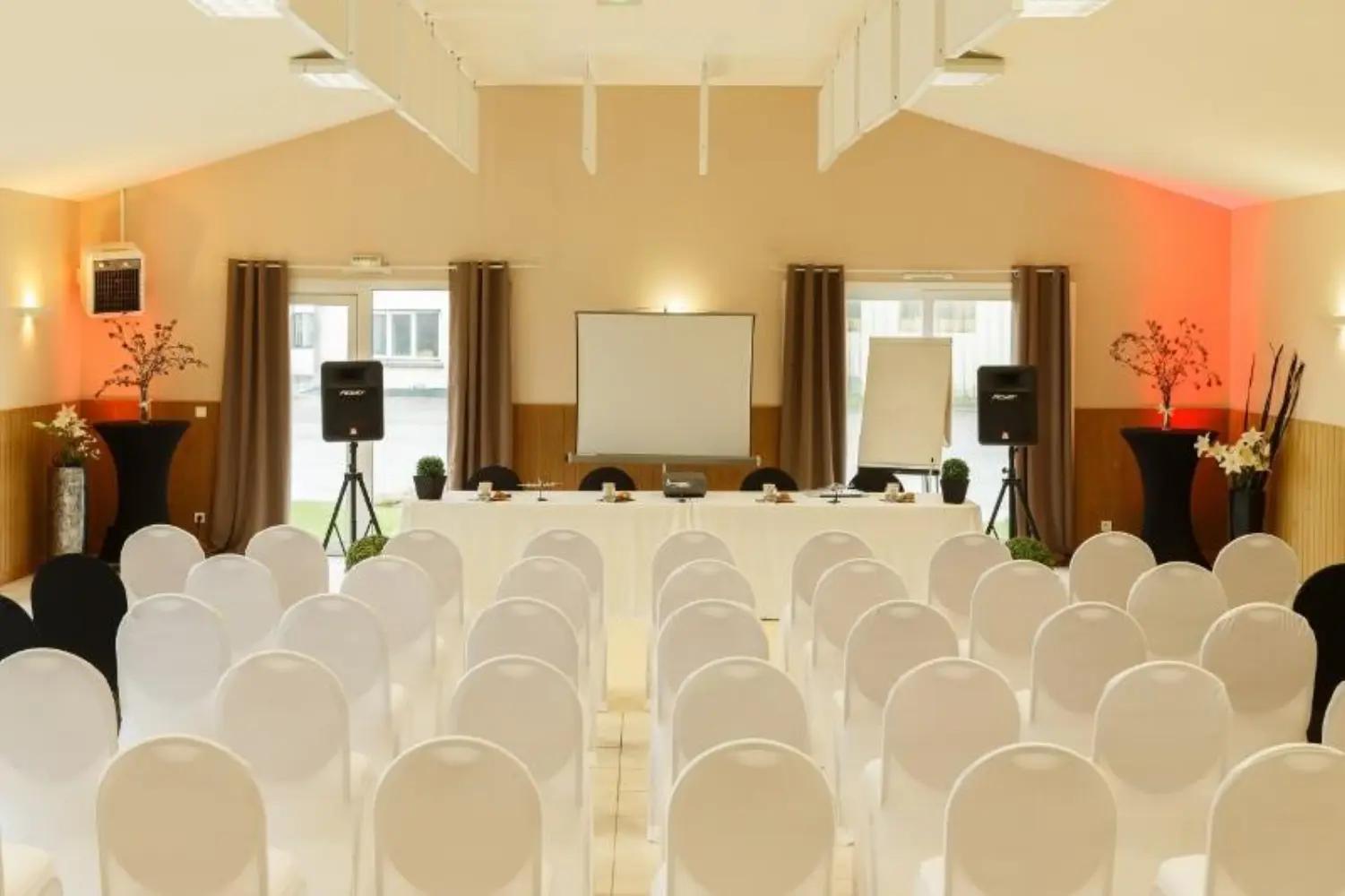 Salle de l'aérodrome d'Yvetot - Baons-le-Comte (Seine-Maritime)
