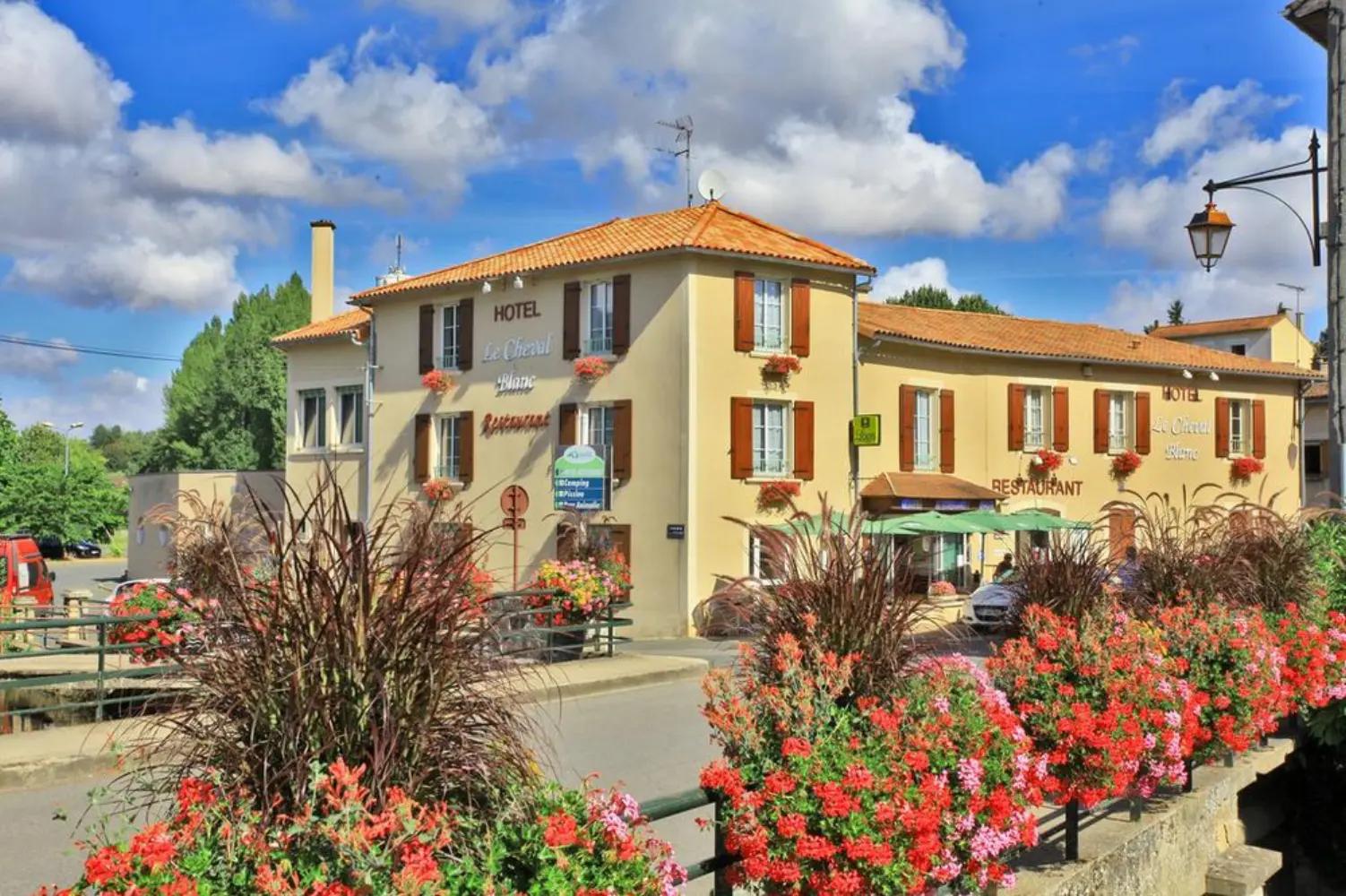 Hôtel Restaurant Le Cheval Blanc et Clovis - Vouillé (Vienne)