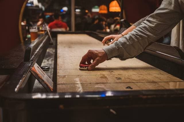 Découvrez le Shuffleboard : Un jeu mêlant stratégie et amusement. - Saint-Priest (69)