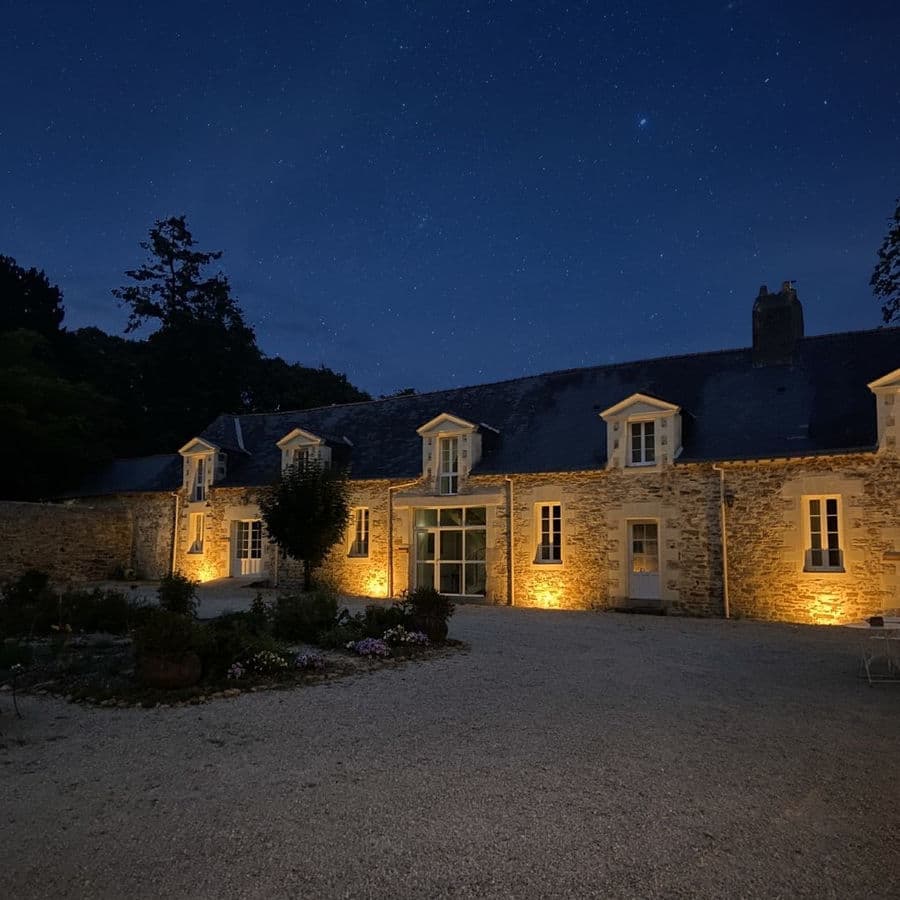 Cour intérieure nuit (Éco-Domaine du Chalonge)