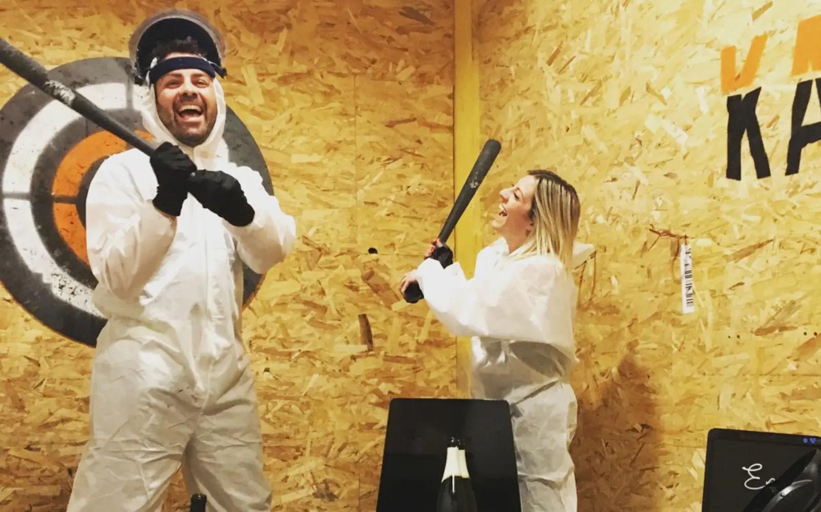 Karnage Club - Lancer de haches, Rage room  Karaoké Box - TOULOUSE (Haute-Garonne)