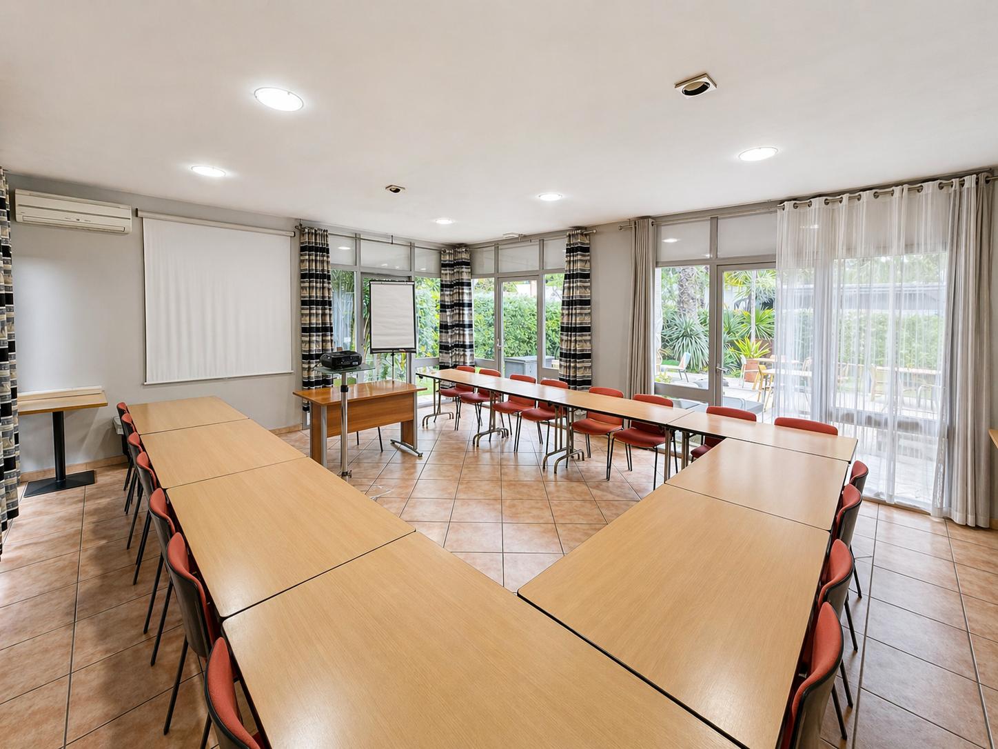 Brit Hotel Confort Nîmes Ouest - NÎMES (Gard)