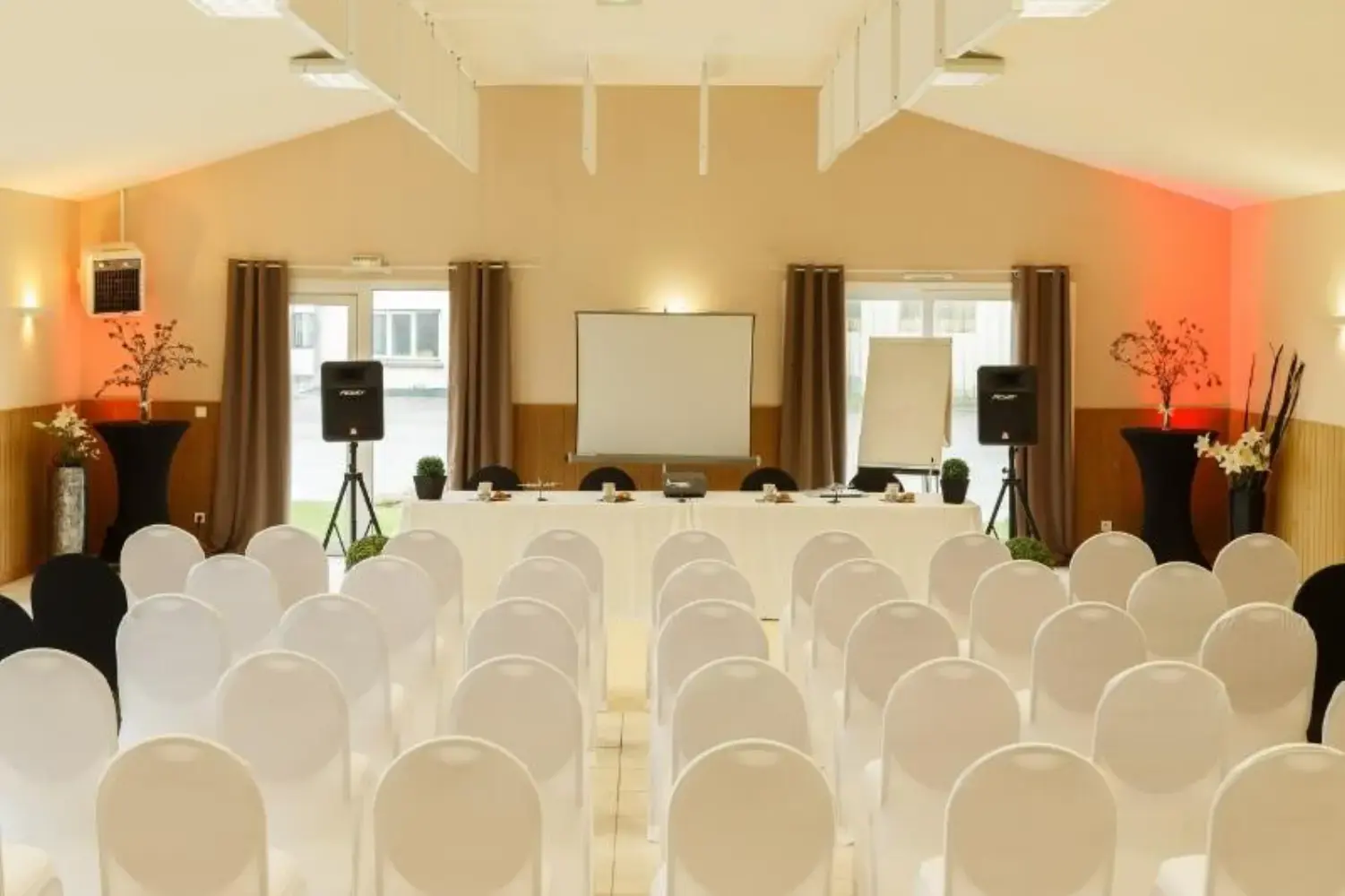 Salle de l'aérodrome d'Yvetot - Baons-le-Comte (Seine-Maritime)