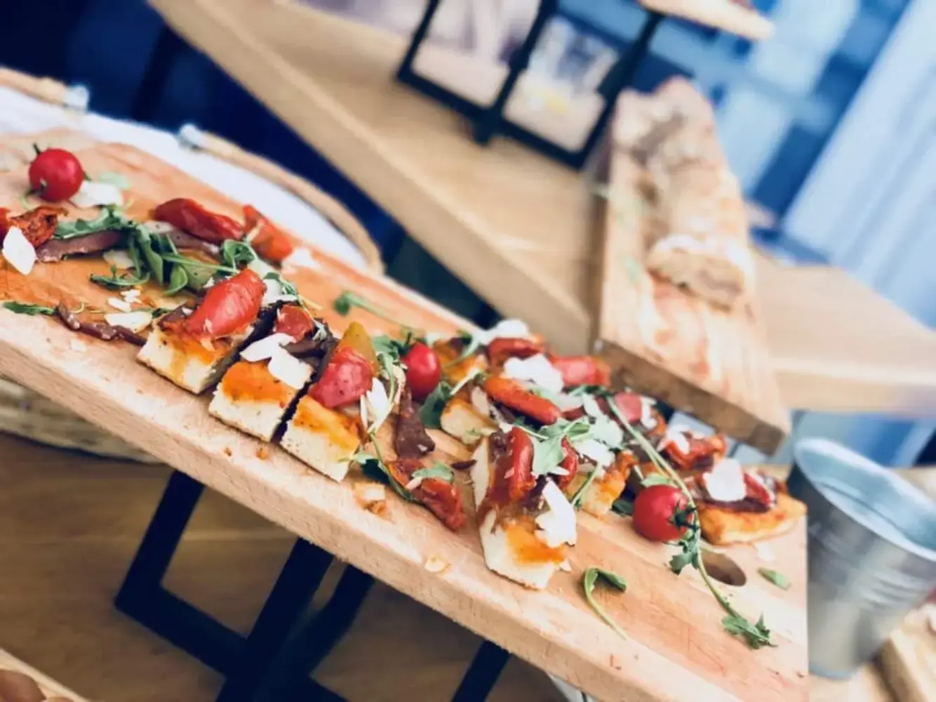 Les deux coudes sur la table - EYSINES (Gironde)