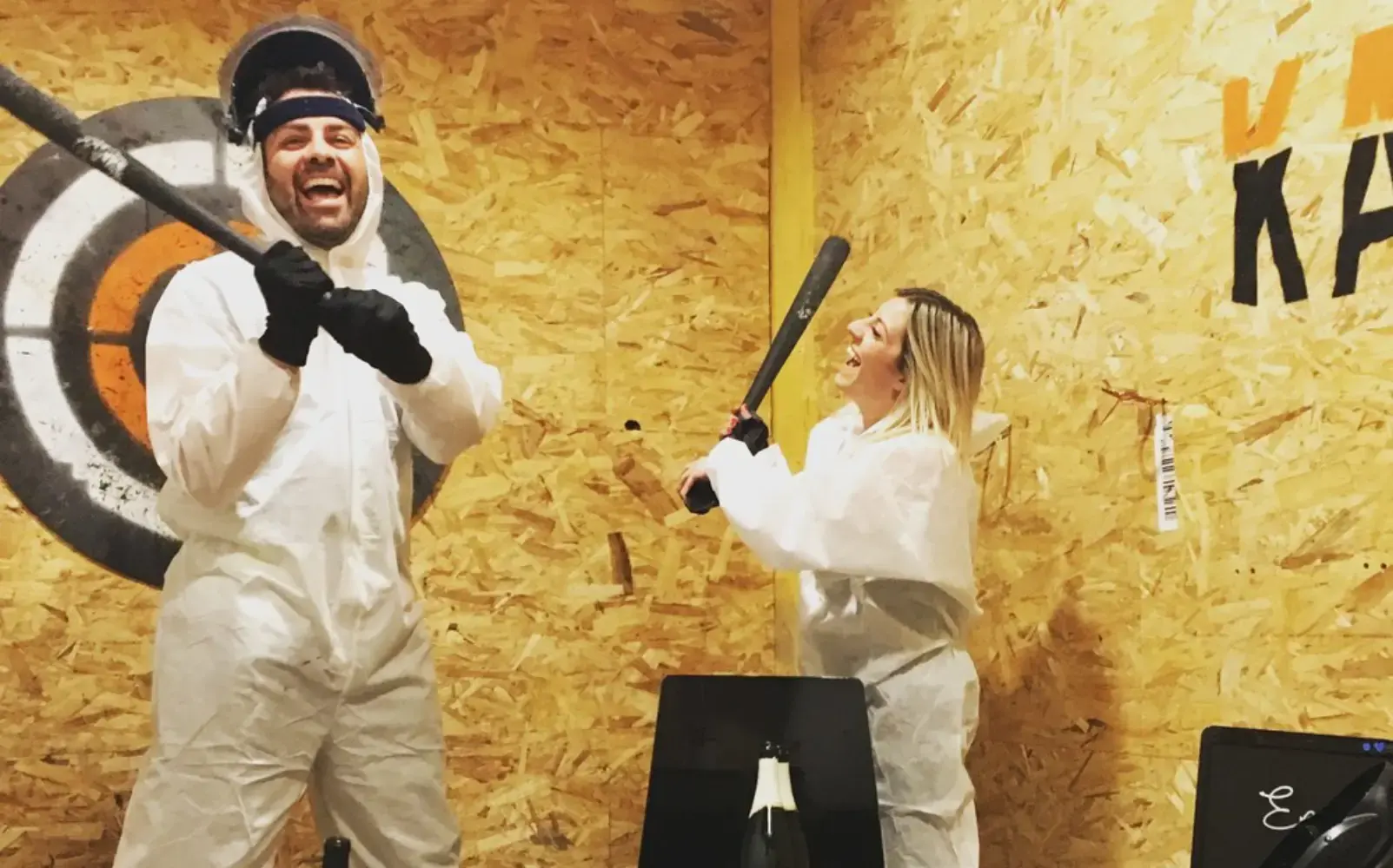 Karnage Club - Lancer de haches, Rage room  Karaoké Box - TOULOUSE (Haute-Garonne)