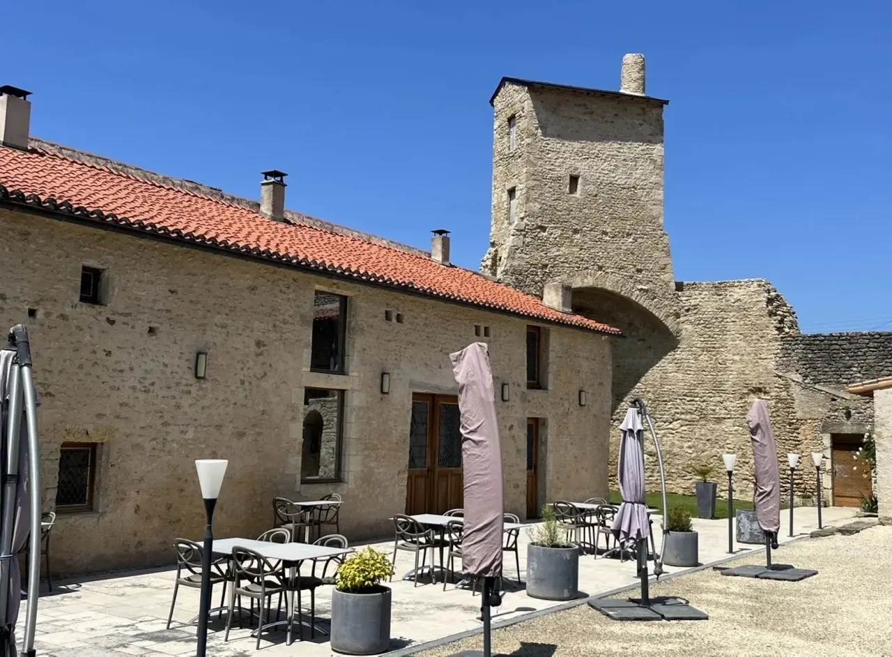 Le Vieux Château - AIRVAULT (Deux-Sèvres)