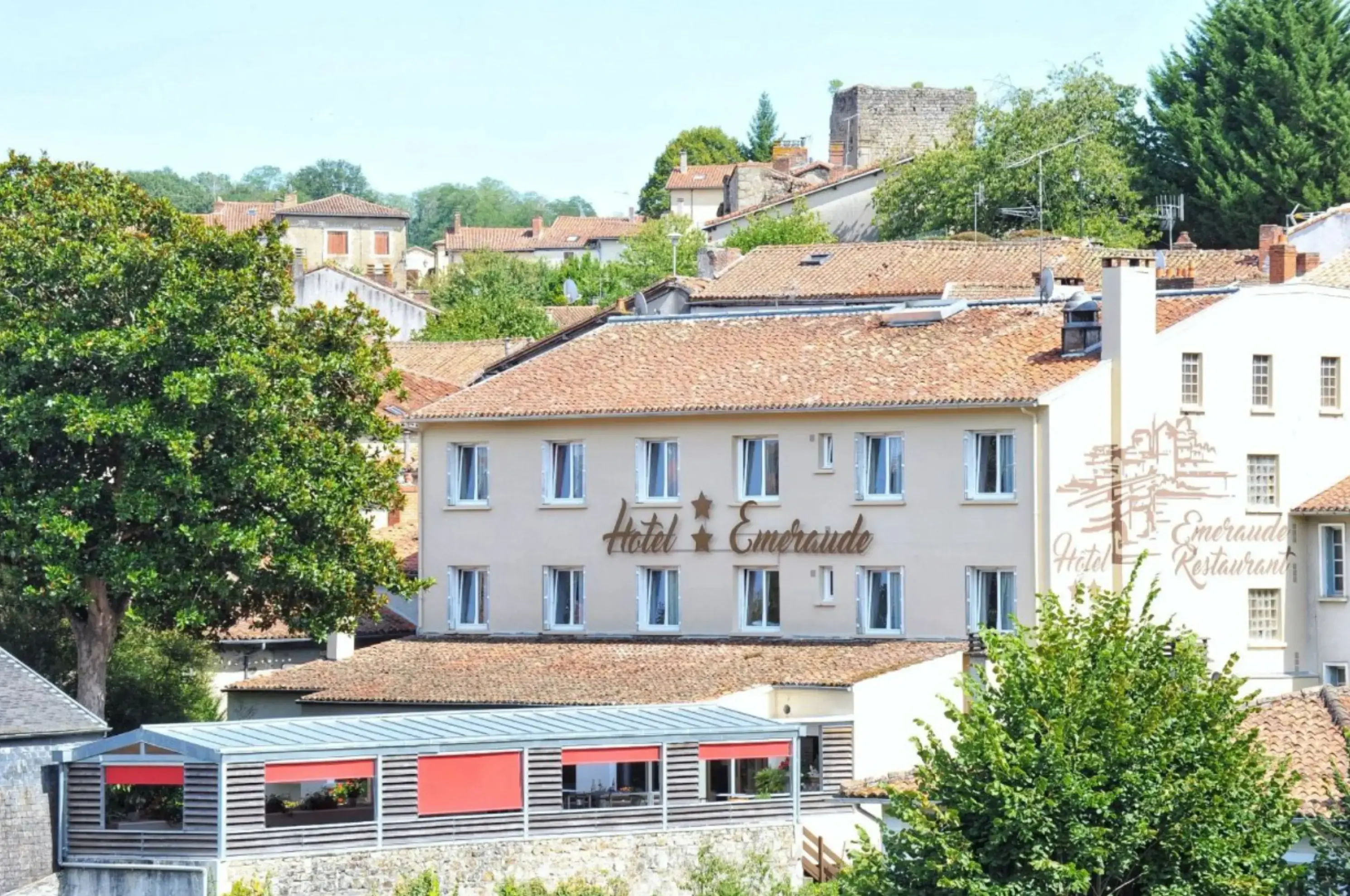 Hôtel Emeraude - CONFOLENS (Charente)