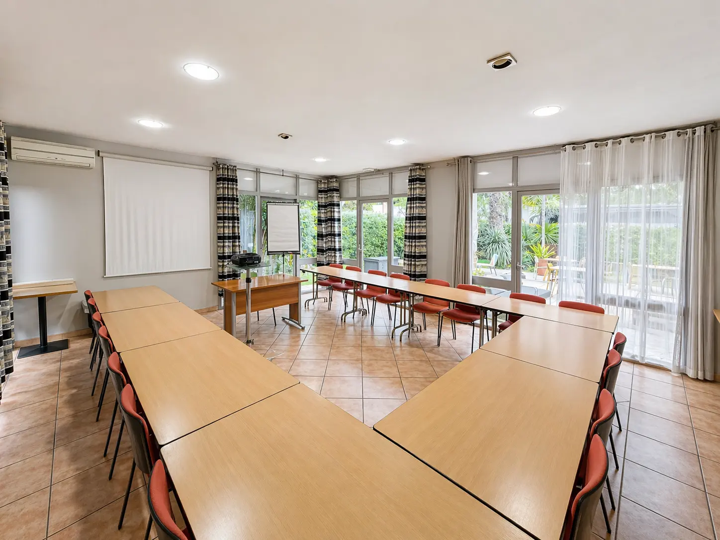 Brit Hotel Confort Nîmes Ouest - NÎMES (Gard)